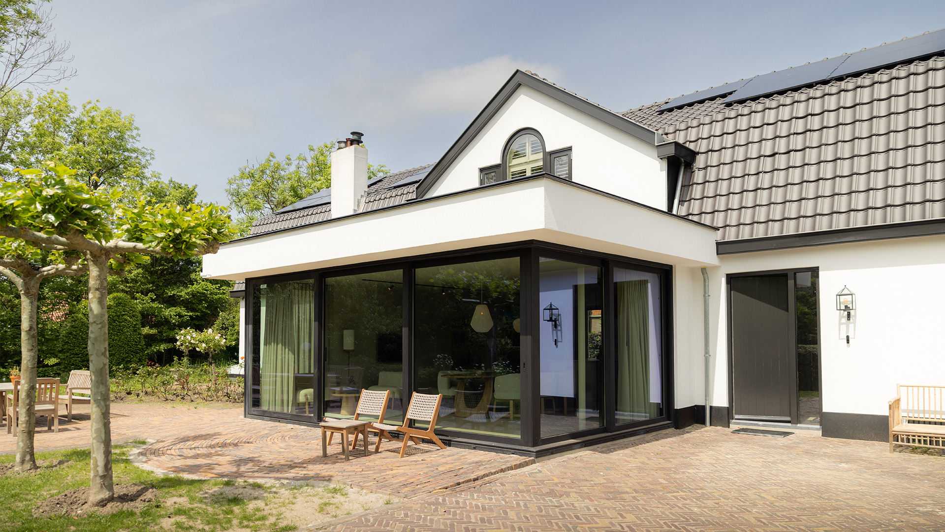 Woning in Heenvliet met gerenoveerde witte aanbouw