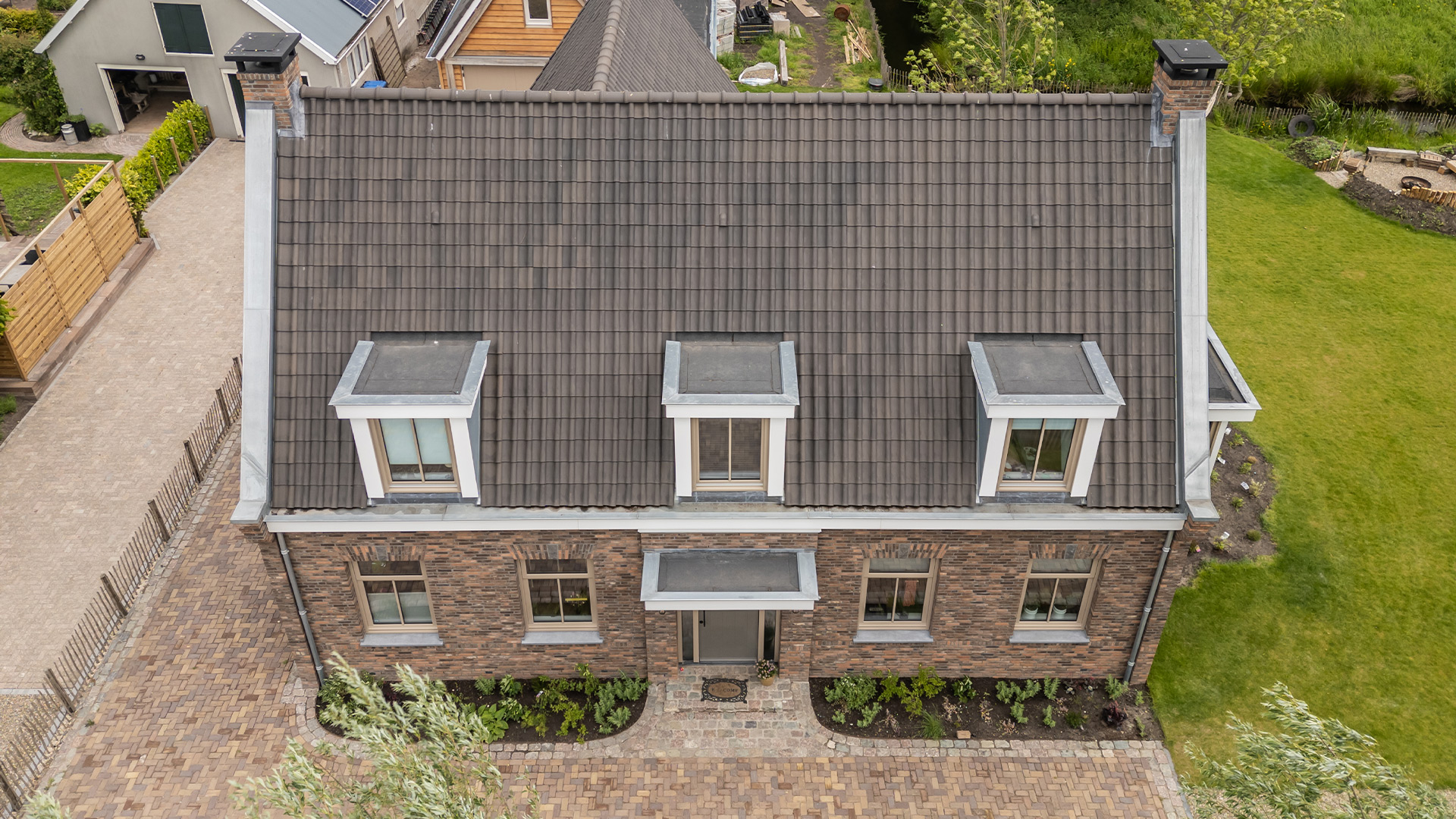 Nieuwbouwwoning met dakkapellen van bovenaf in Ouderkerk aan den IJssel