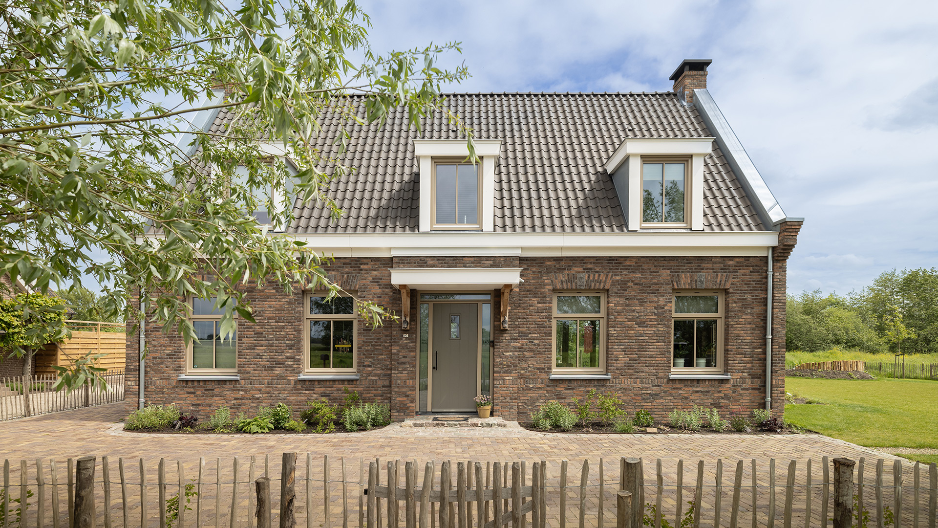 Voorgevel van nieuwbouwwoning met tuinhek in Ouderkerk aan den IJssel