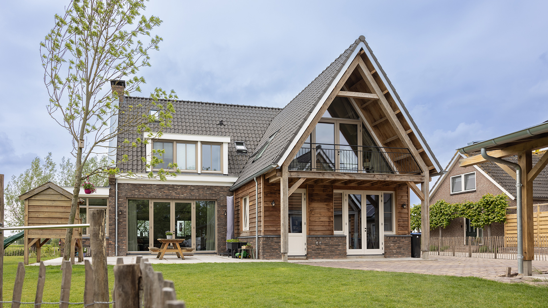 Nieuwbouwwoning met houten gevel en glazen puien in Ouderkerk aan den IJssel