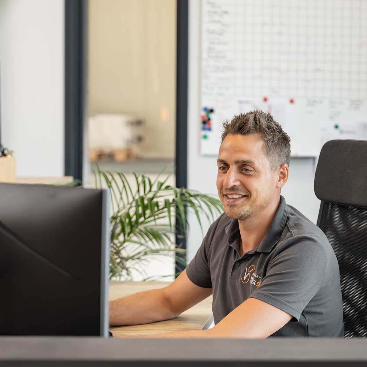 Medewerker van Vida Stone aan het werk op kantoor