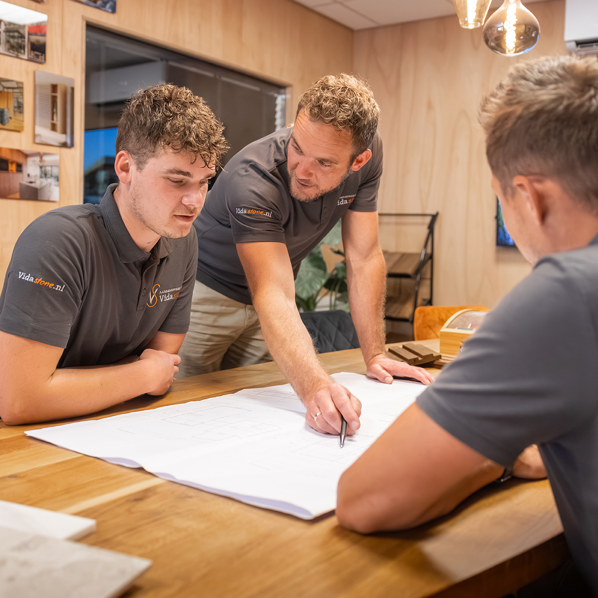 Vakmensen van Vida Stone bespreken een bouwtekening