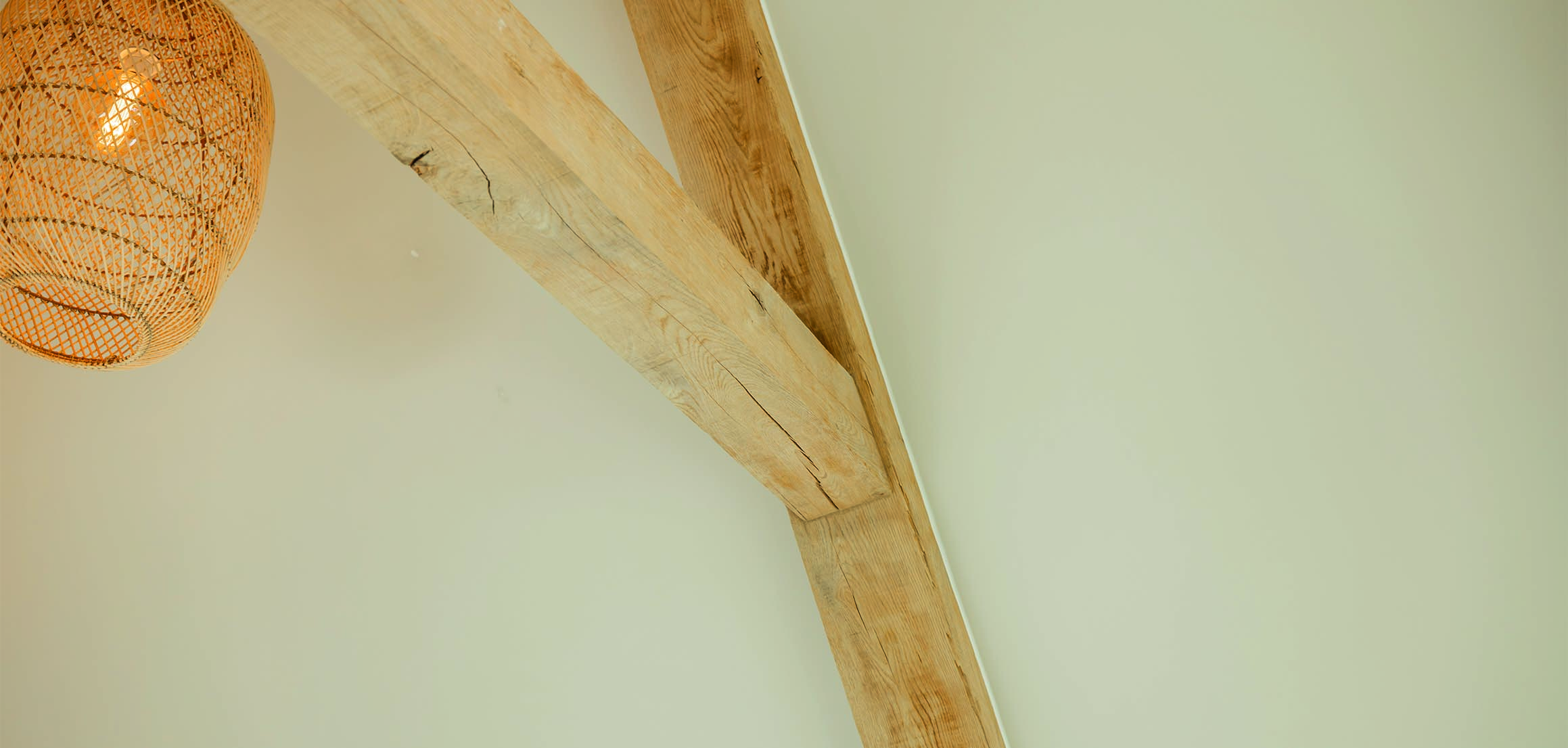 Houten dakspant met hanglamp in Ouderkerk aan den IJssel