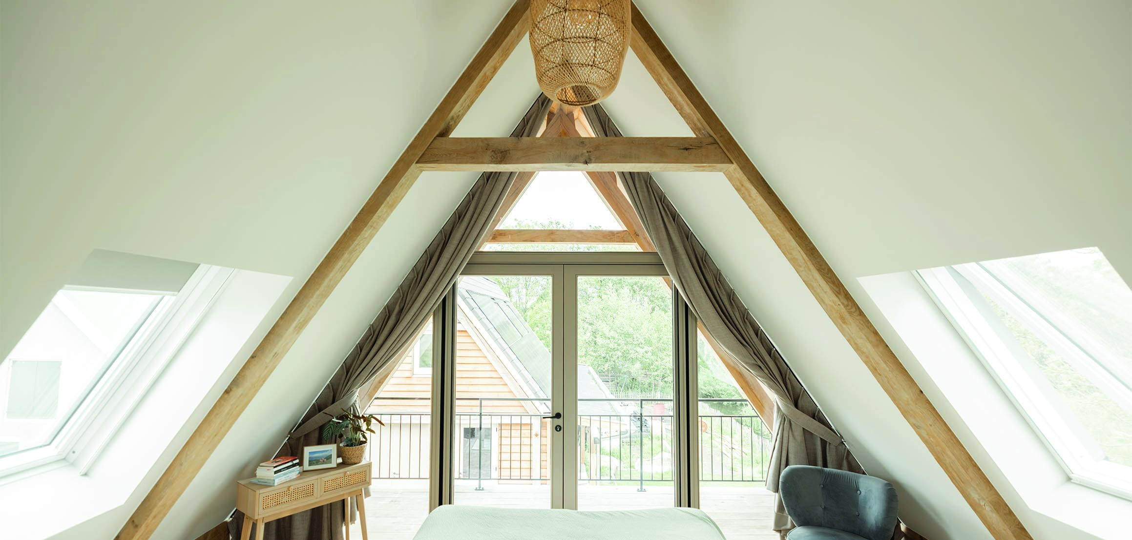 Slaapkamer onder houten dakspanten in Ouderkerk aan den IJssel