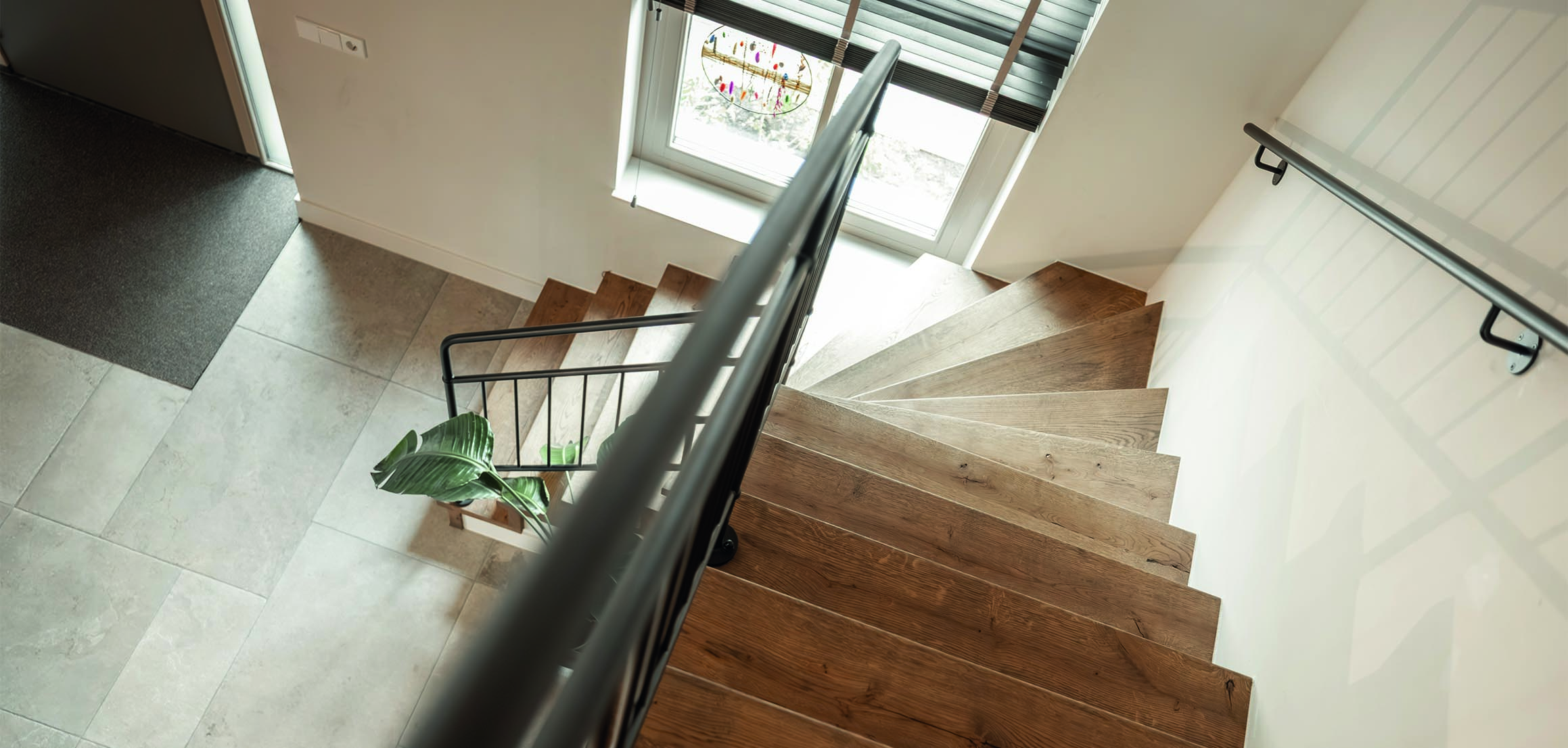 Houten trap met stalen balustrade in Ouderkerk aan den IJssel