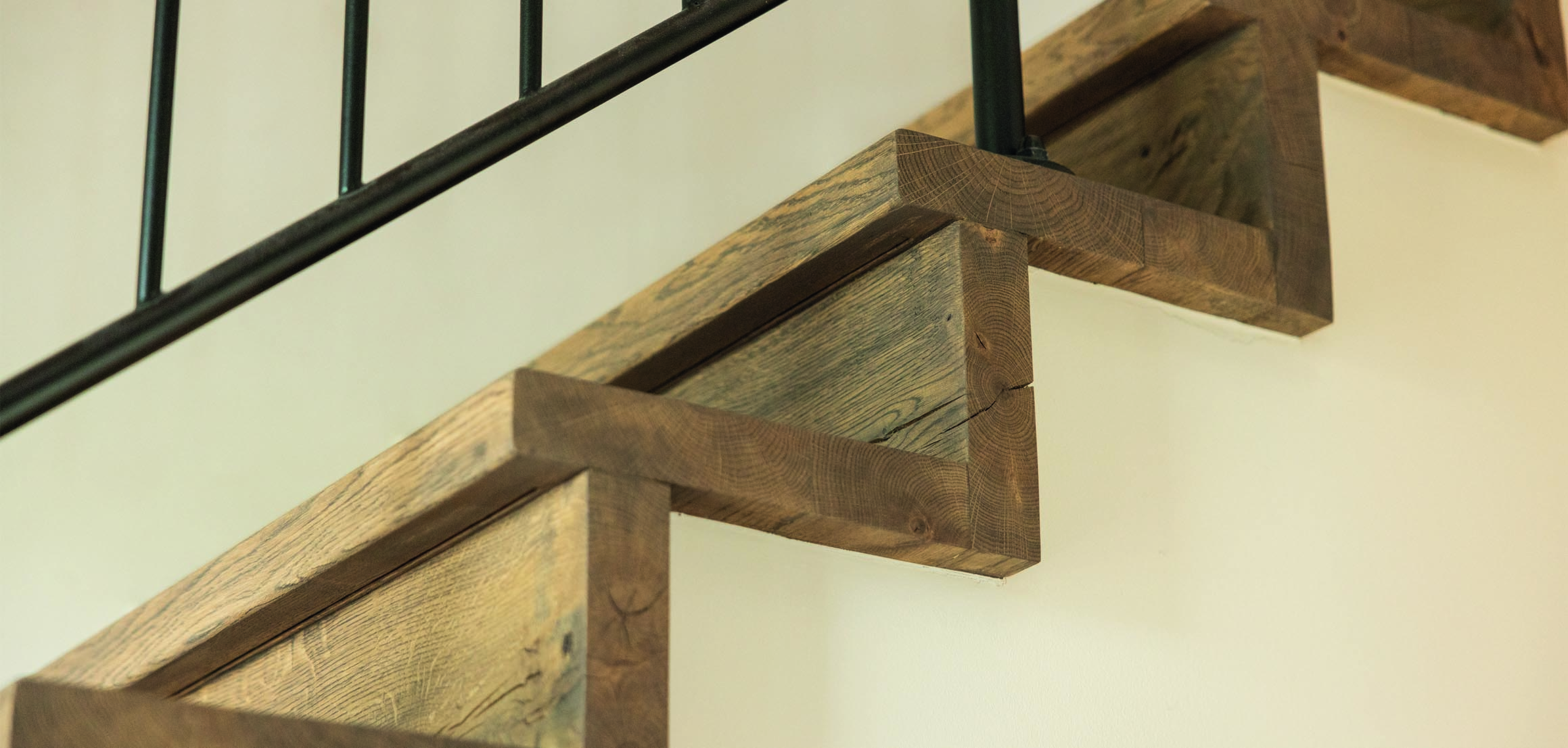 Detail van houten traptreden met stalen hekwerk in Ouderkerk aan den IJssel