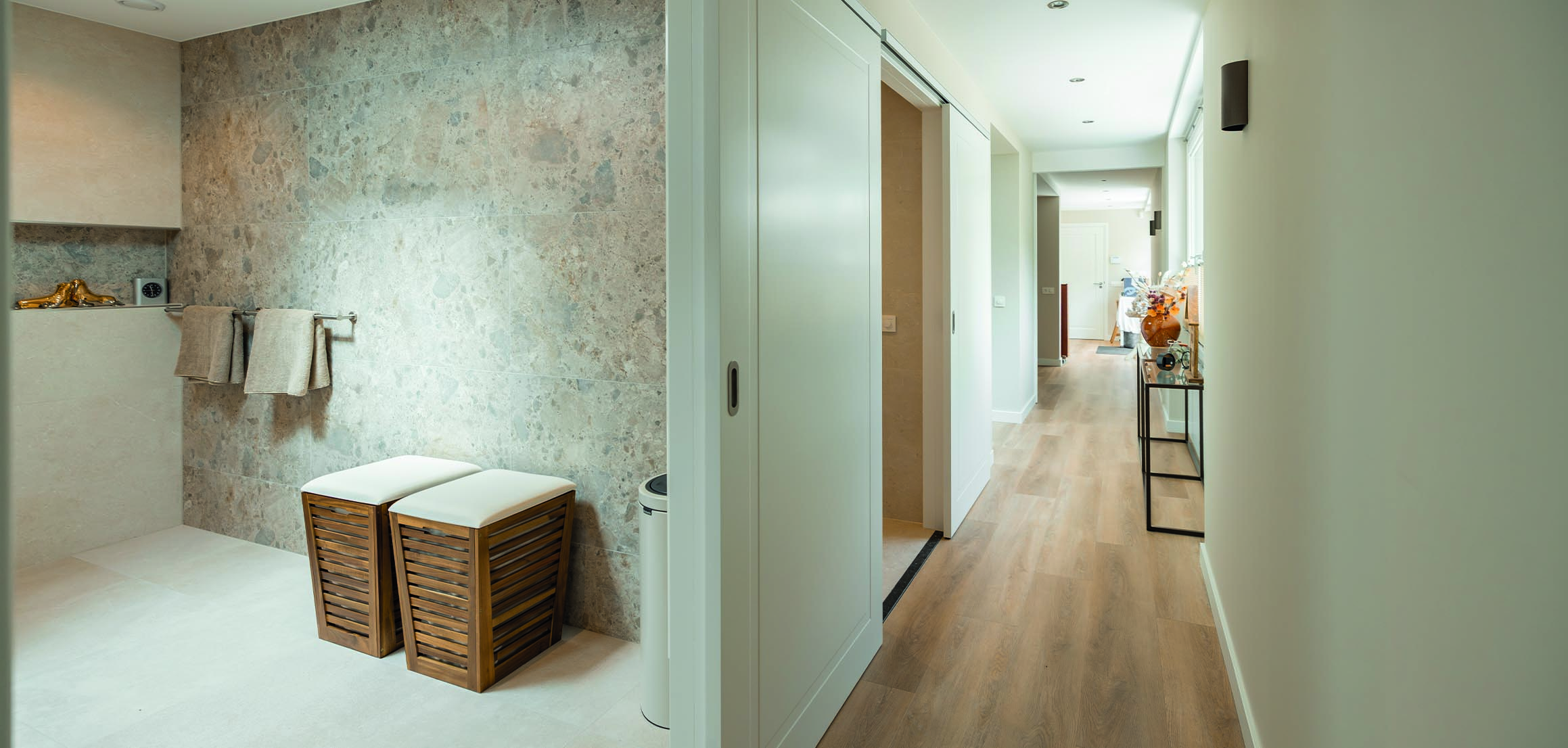 Badkamer en gang met natuurstenen wand in Krimpen aan den IJssel