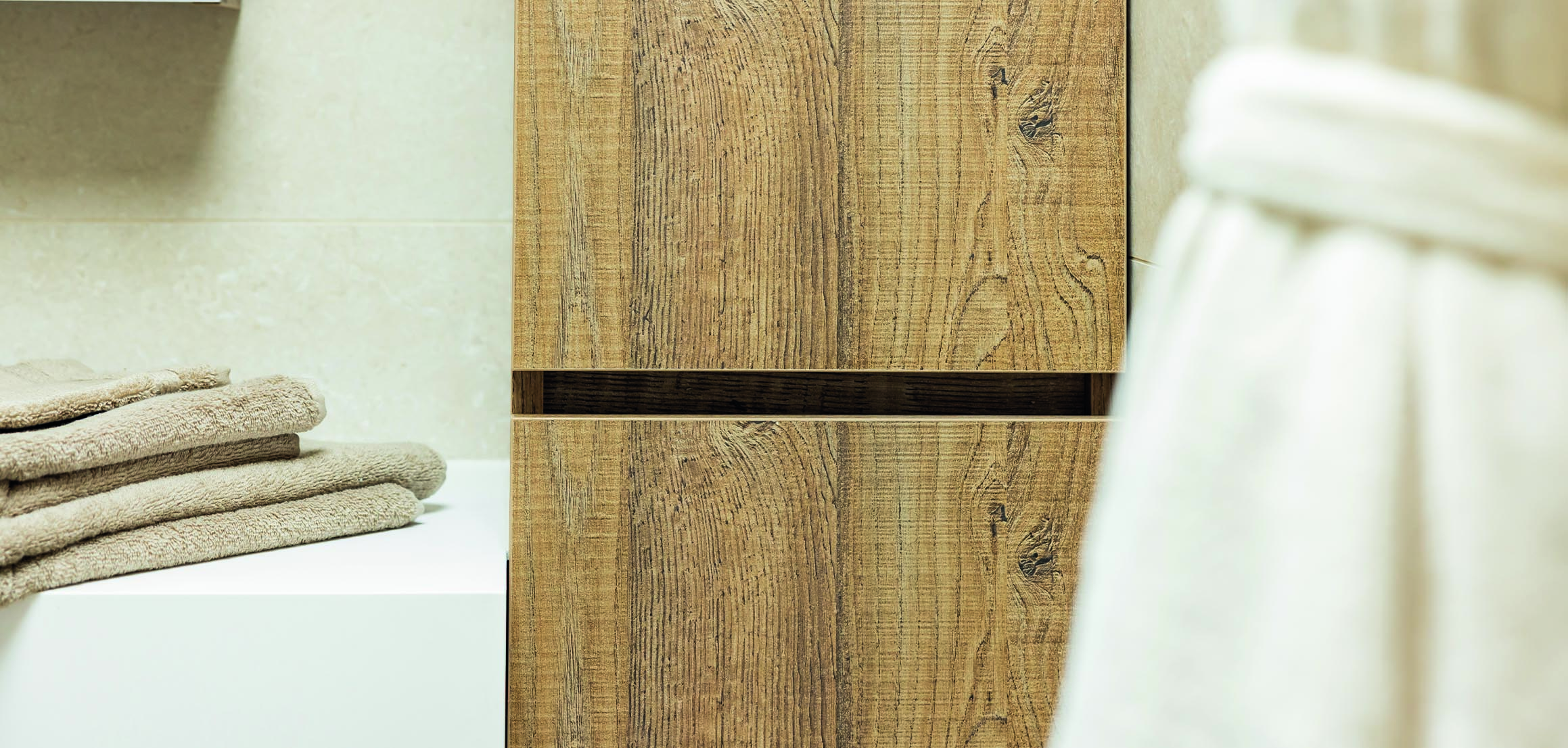 Detail van houten wandafwerking en handdoeken in Krimpen aan den IJssel