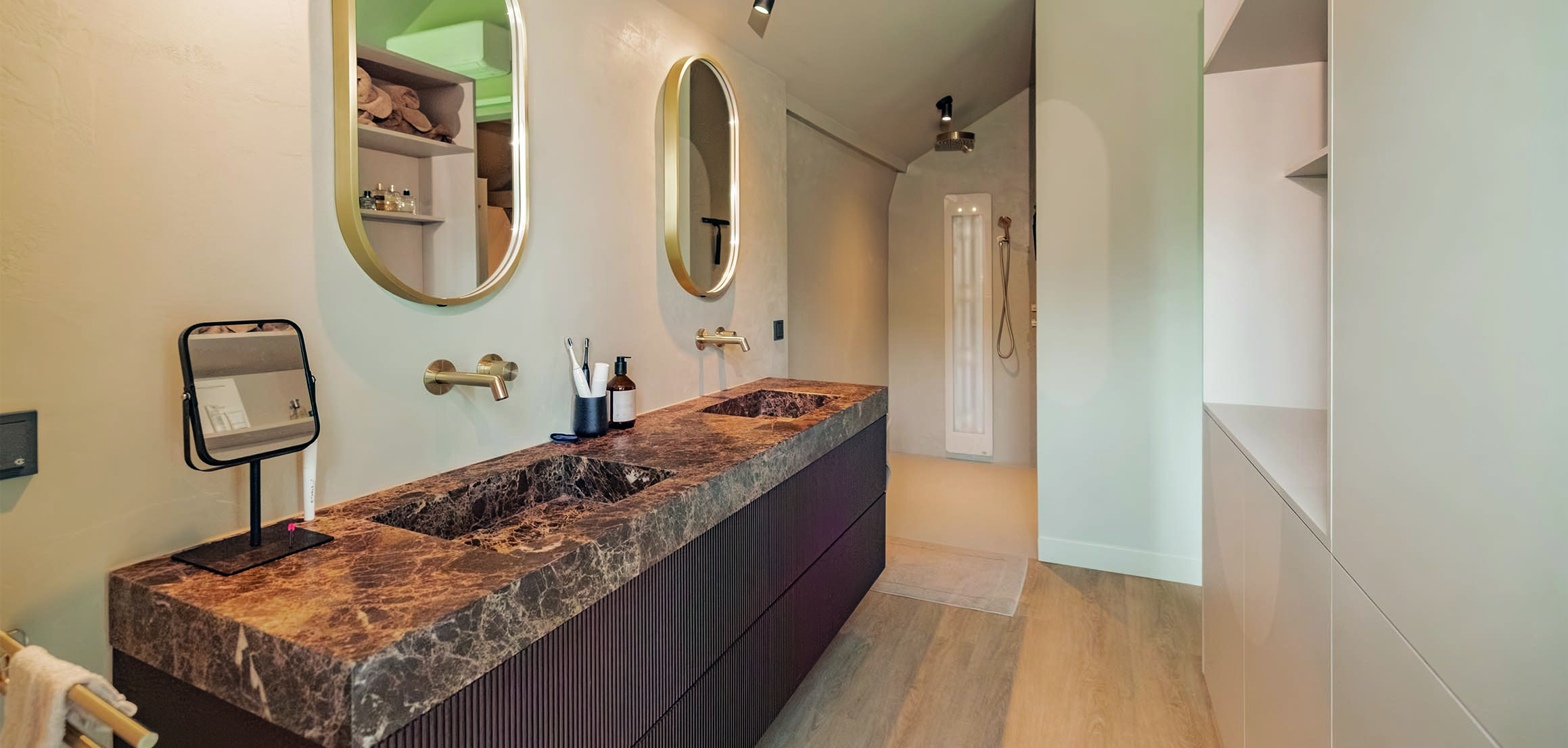 Badkamer met natuurstenen wastafelmeubel in Heenvliet