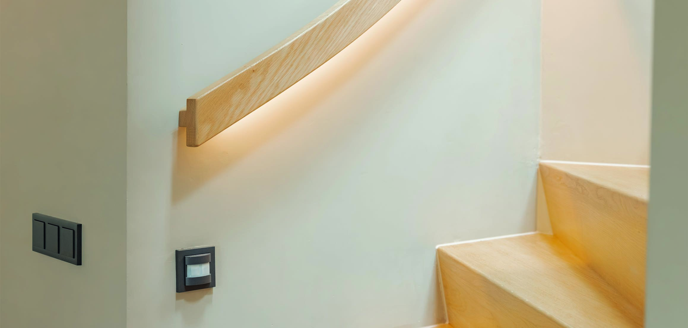 Trap met verzonken ledverlichting in de wand in Heenvliet