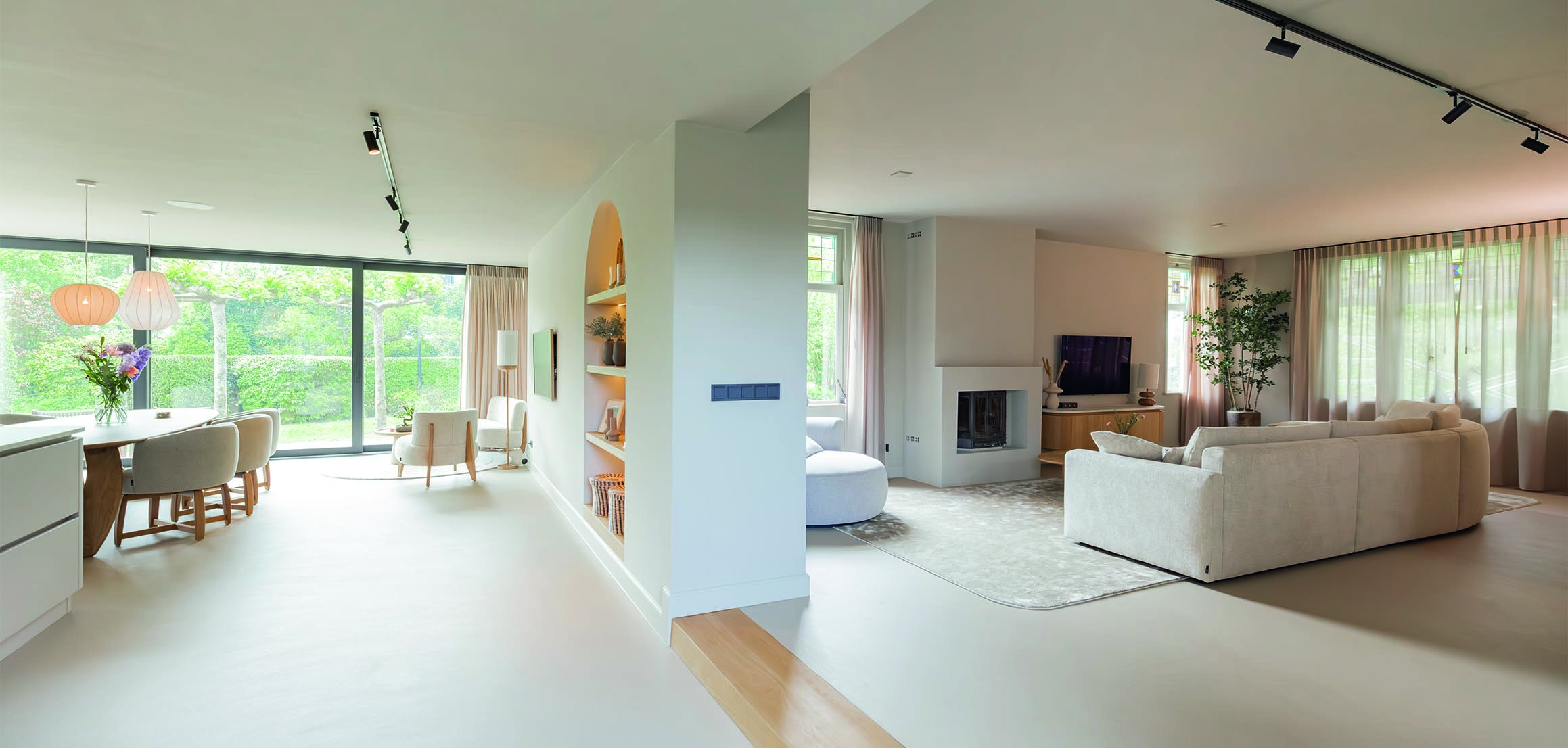 Ruime woonkamer met glazen pui na renovatie in Heenvliet