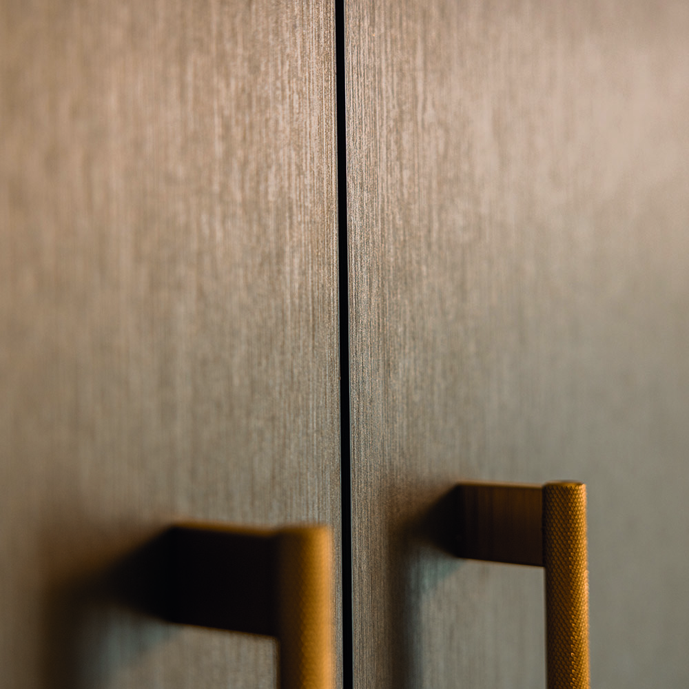 Detail van houten kastdeuren met greep in Krimpen aan den IJssel