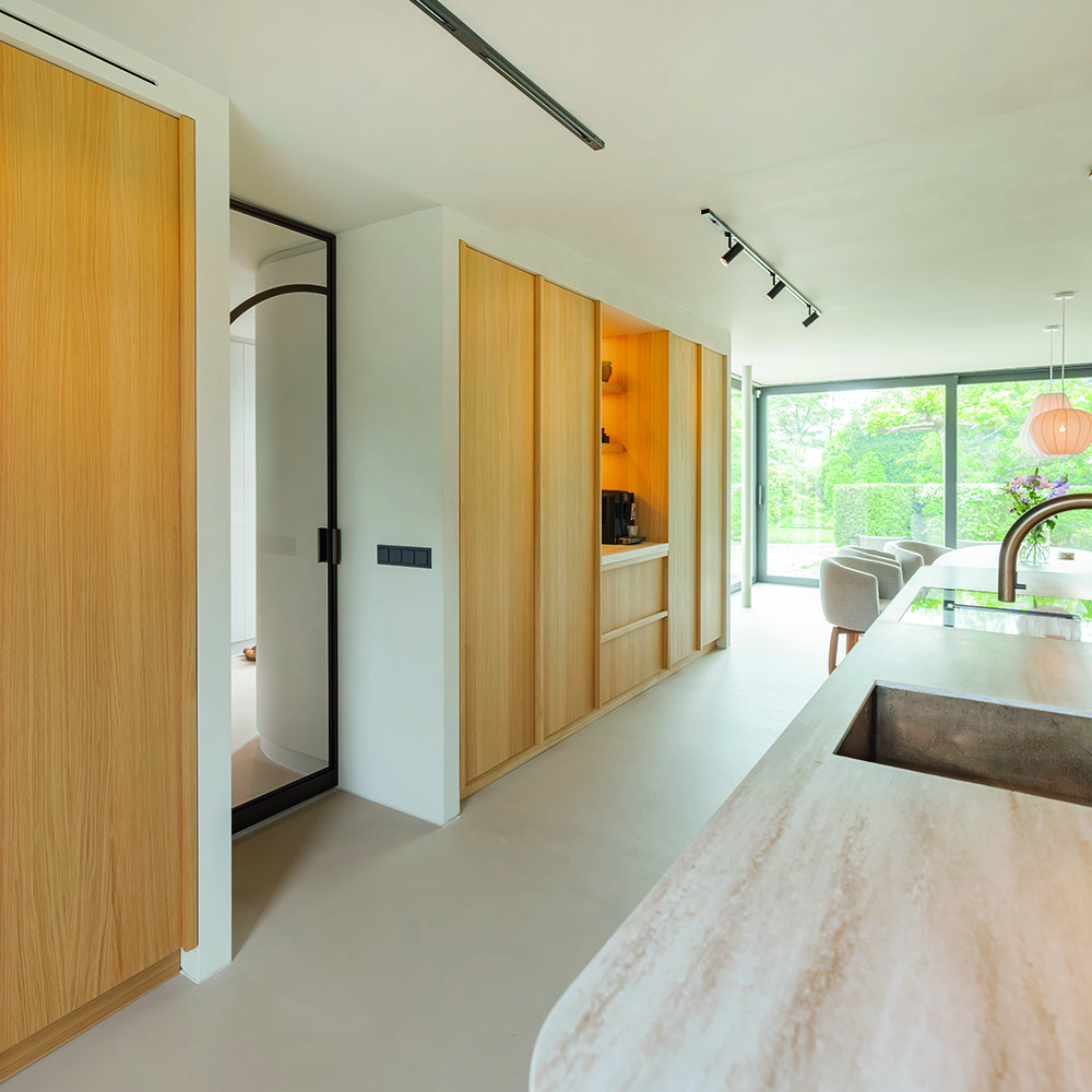 Maatwerk kastenwand en keukeneiland in woning in Heenvliet