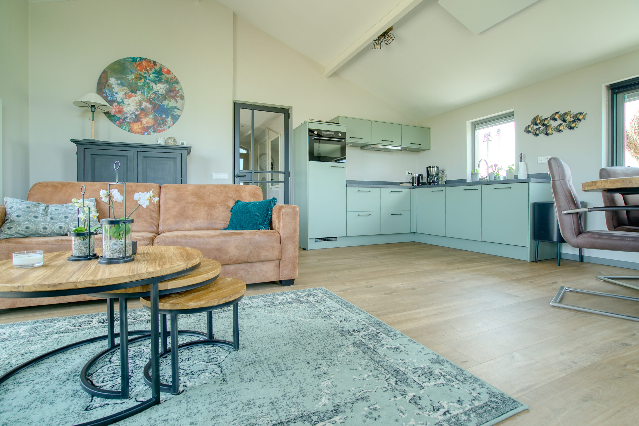 Open woonkamer en keuken in mantelzorgwoning in de Krimpenerwaard