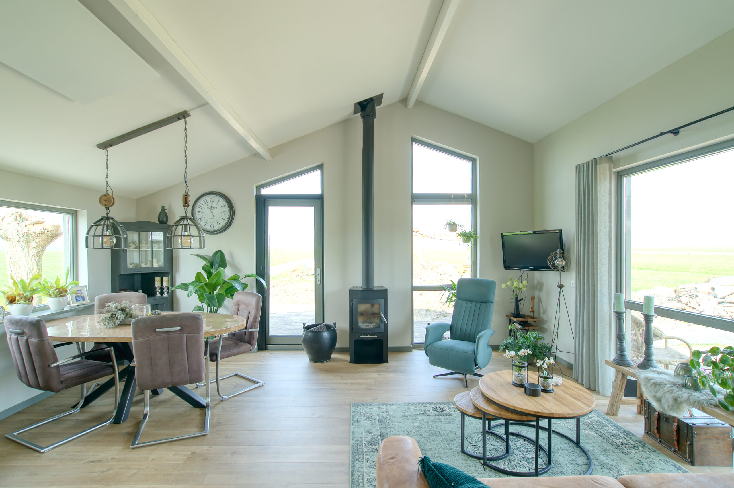 Woon- en eetkamer met hoog plafond in mantelzorgwoning in de Krimpenerwaard