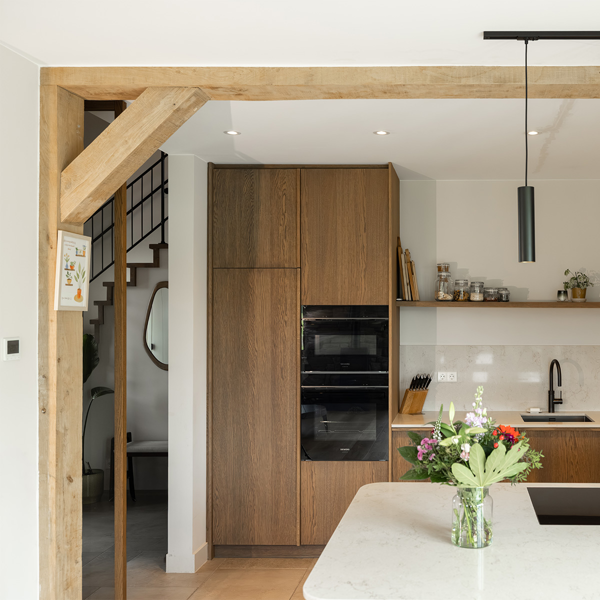 Keuken met houten kastenwand en kookeiland