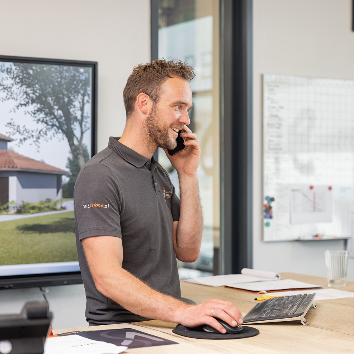 Medewerker van Vida Stone aan de telefoon op kantoor