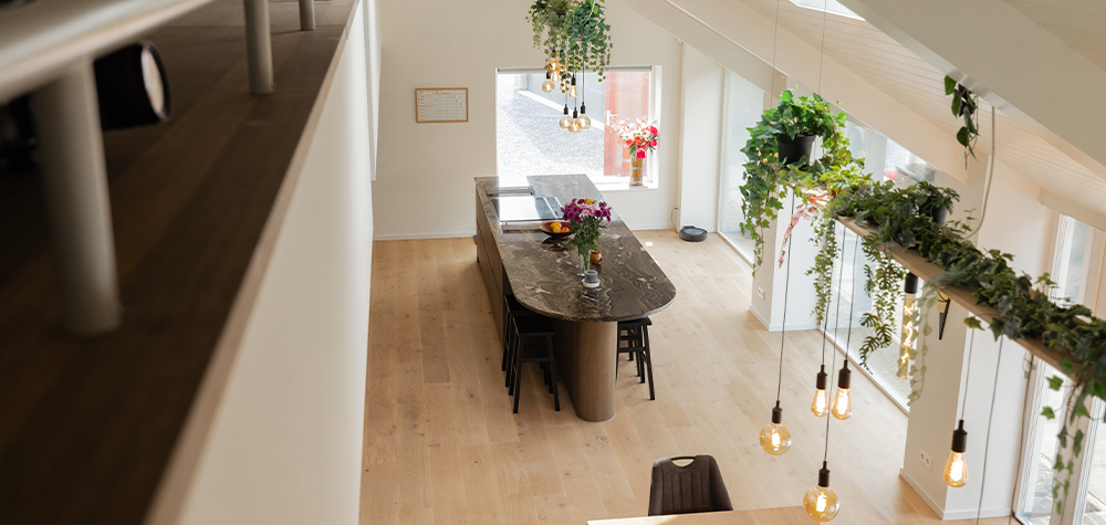 Lichte woonruimte met eettafel en groene plantendecoratie