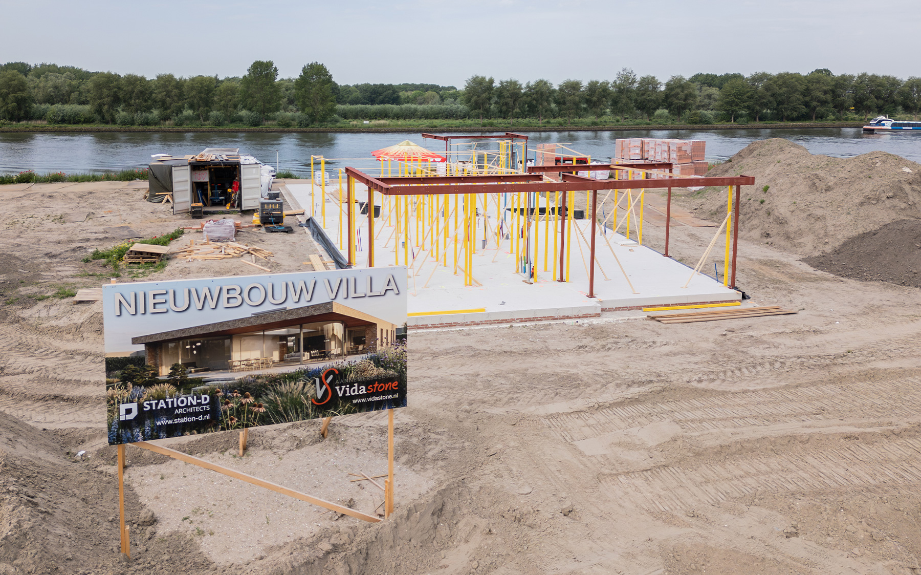 Bouwplaats van nieuwbouwproject met bouwbord van Vida Stone