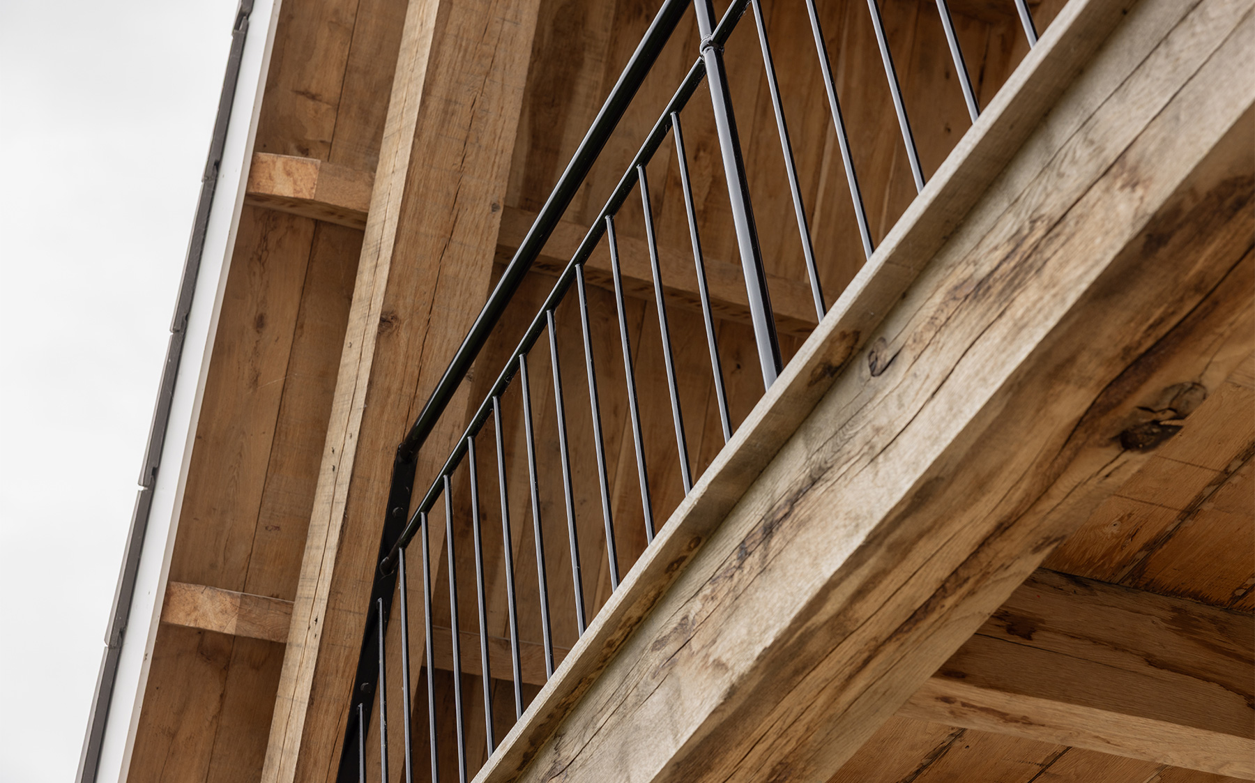 Houten trap met stalen spijlen na renovatie