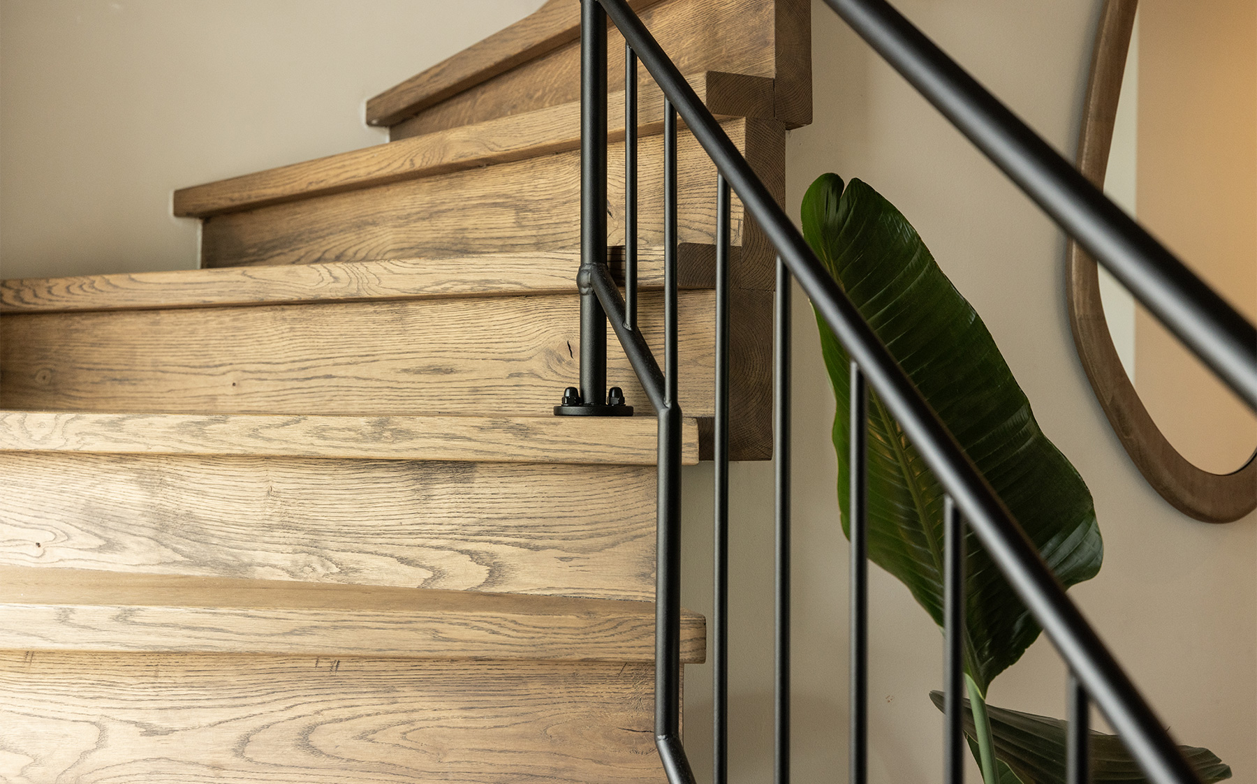Gerenoveerde houten trap met stalen balustrade