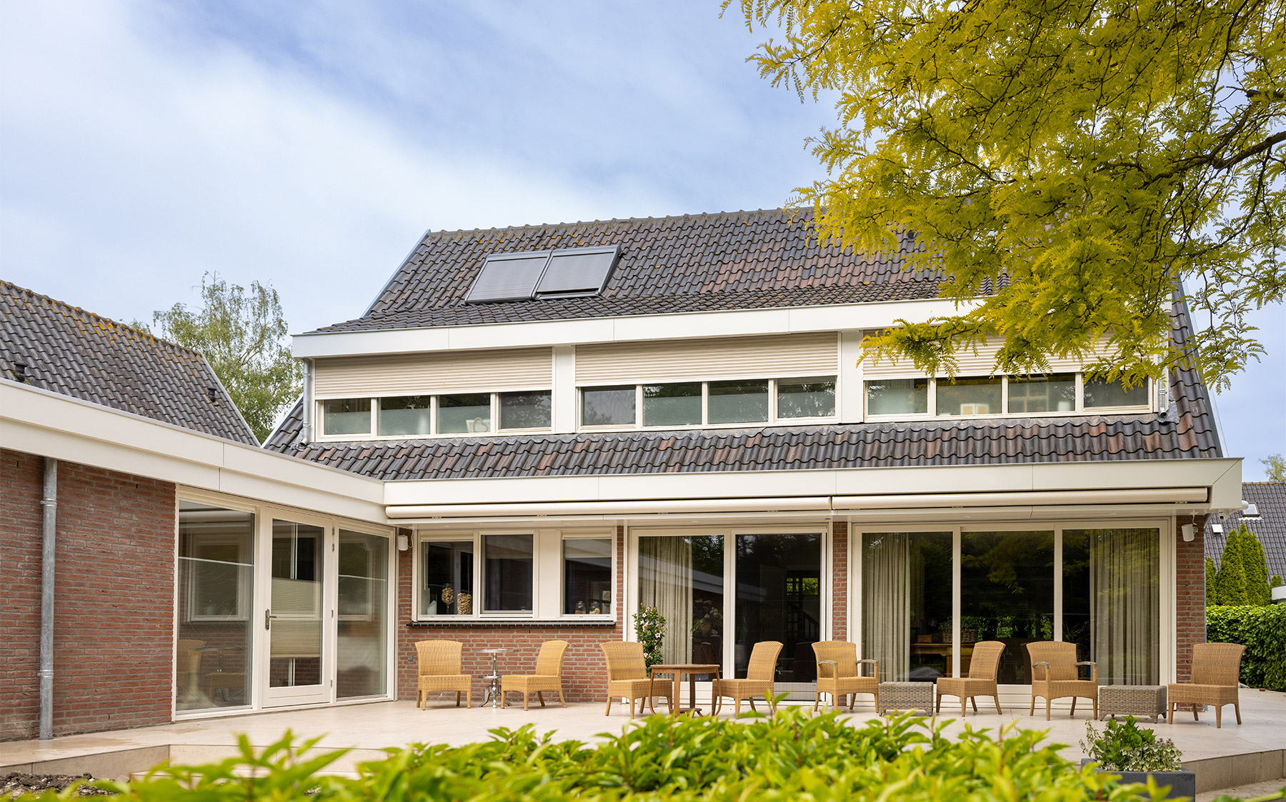 Woning met uitbreiding en terras aan de tuin