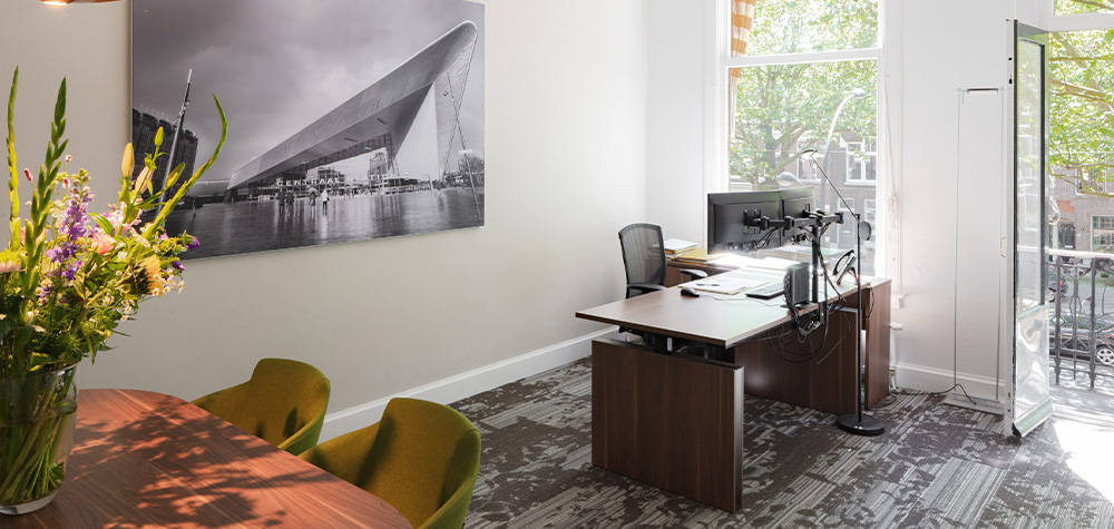 Directiekamer met bureau en kunstfoto