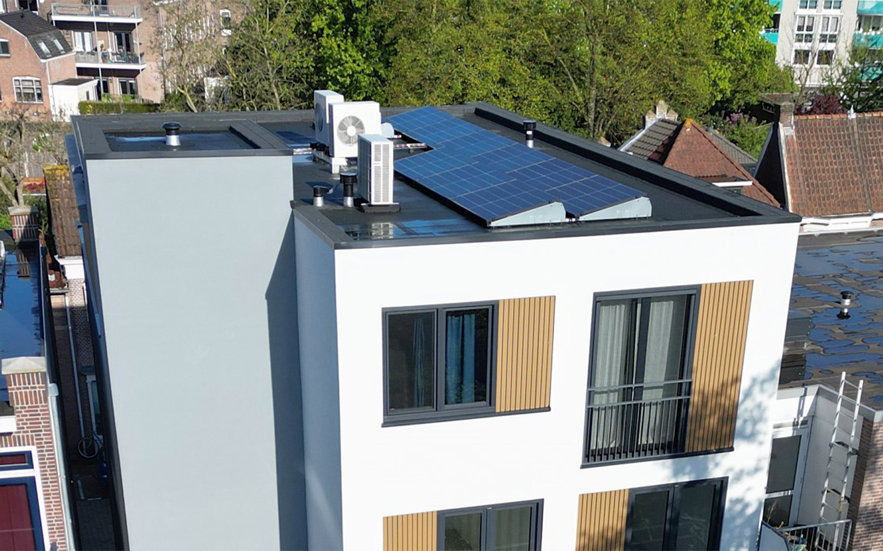 Verduurzaamd pand met zonnepanelen op het dak