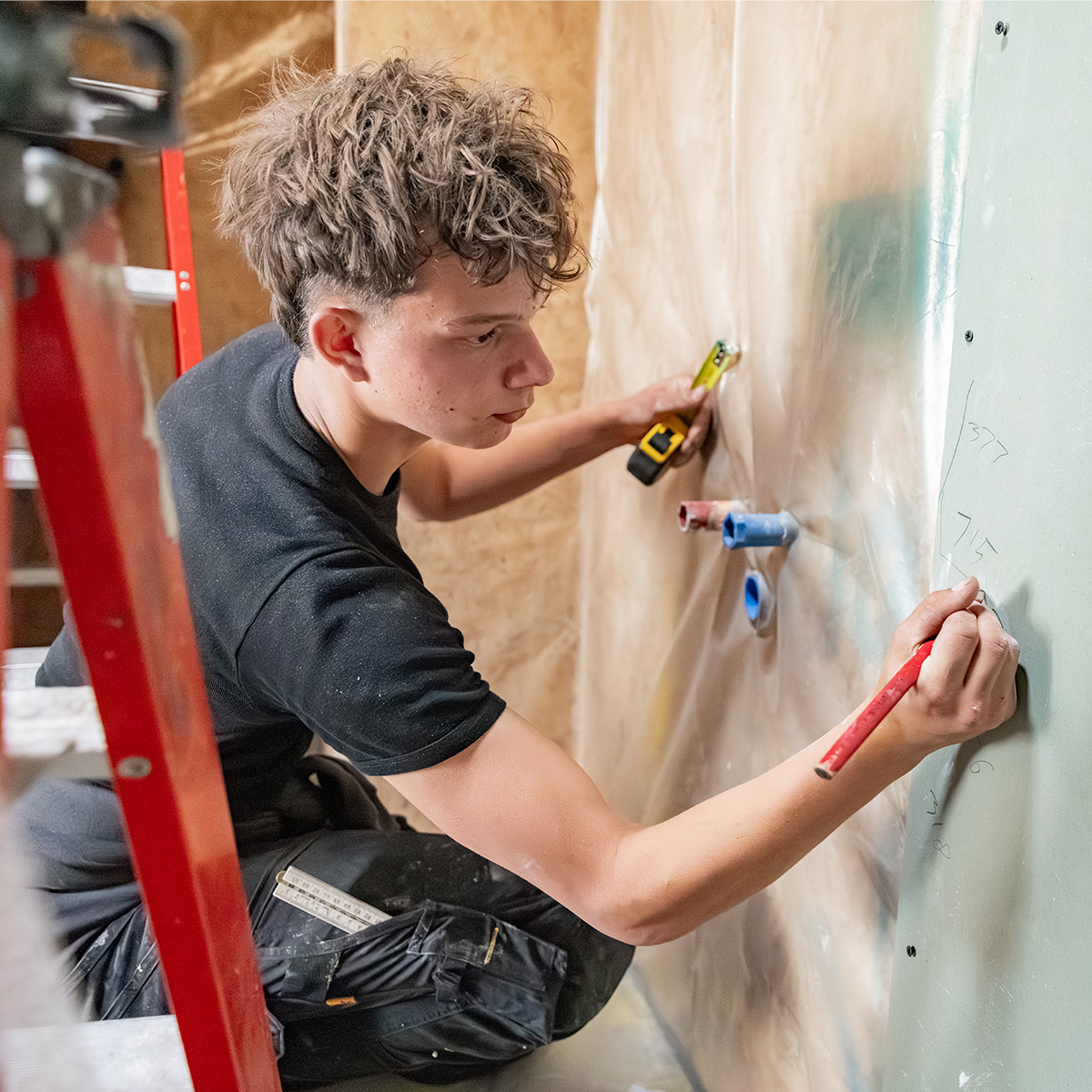 Vakman van Vida Stone tekent af op een wand