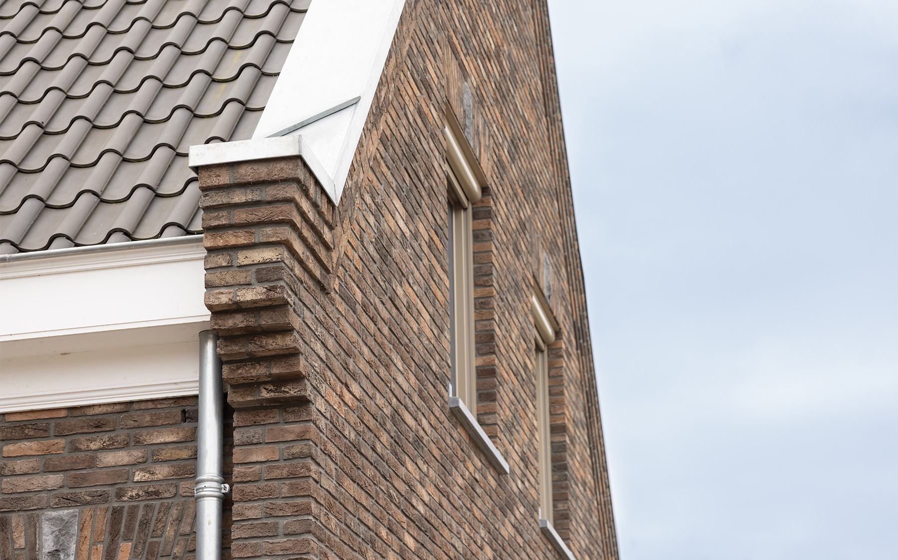 Gevel van baksteen met pannendak