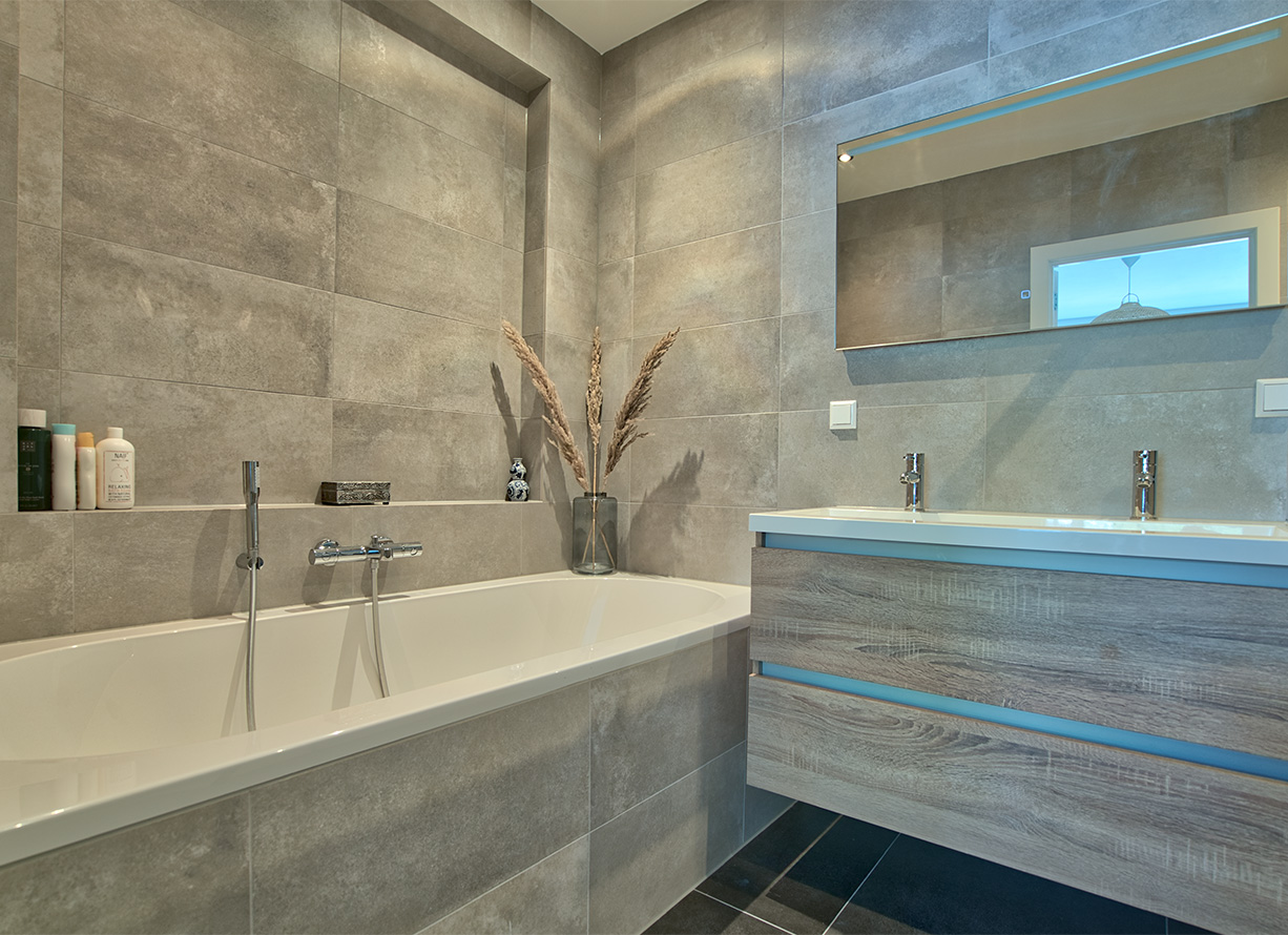 Badkamer met ligbad en zwevend badmeubel aan de Johan de Wittlaan