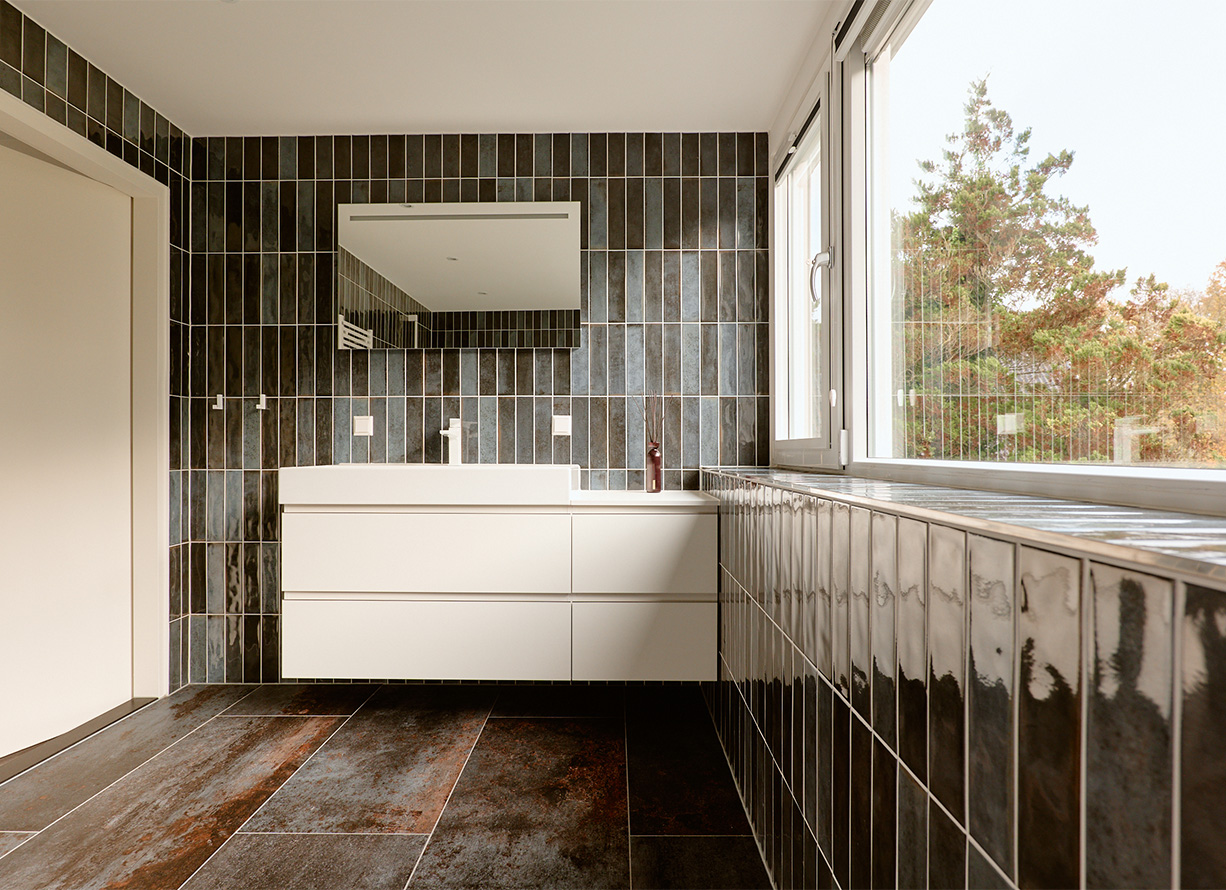 Badkamer met wit badmeubel en groot raam in Krimpen aan den IJssel