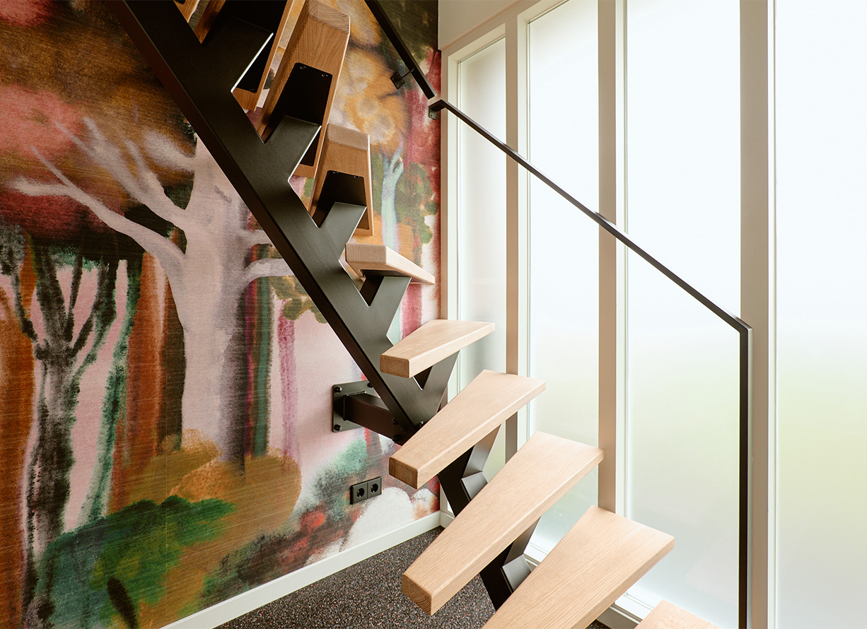 Zwevende houten trap langs glazen wand in Krimpen aan den IJssel