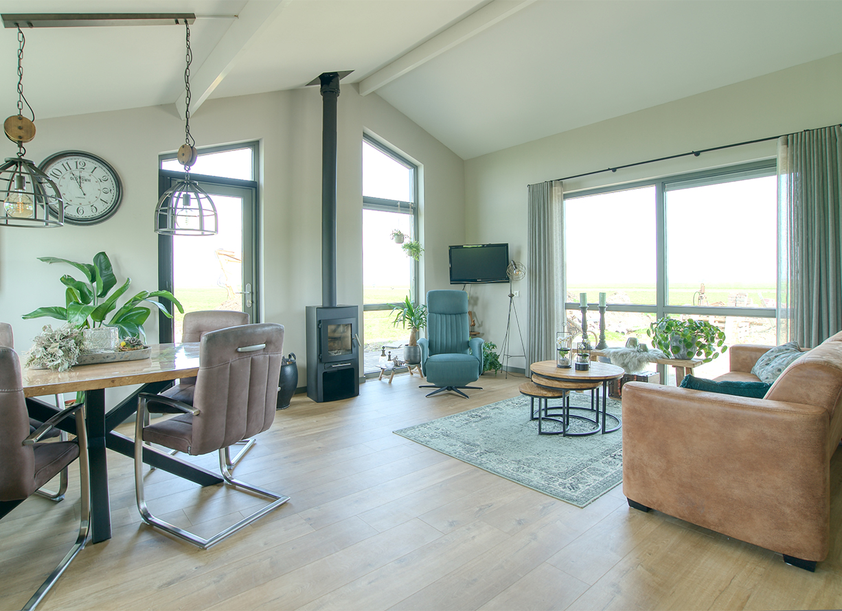 Woonkamer met houtkachel in mantelzorgwoning in de Krimpenerwaard