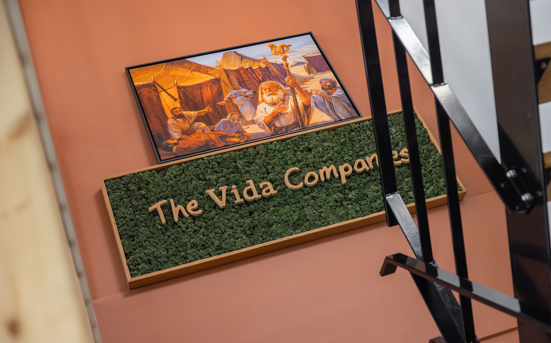 Wand met The Vida Company bord op kantoor