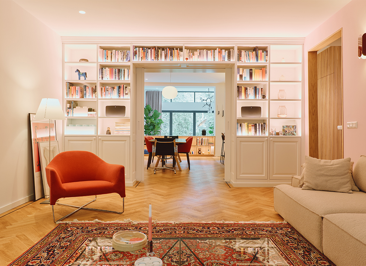 Doorkijk van woonkamer naar eetkamer met boekenkasten aan de Boezemsingel in Rotterdam