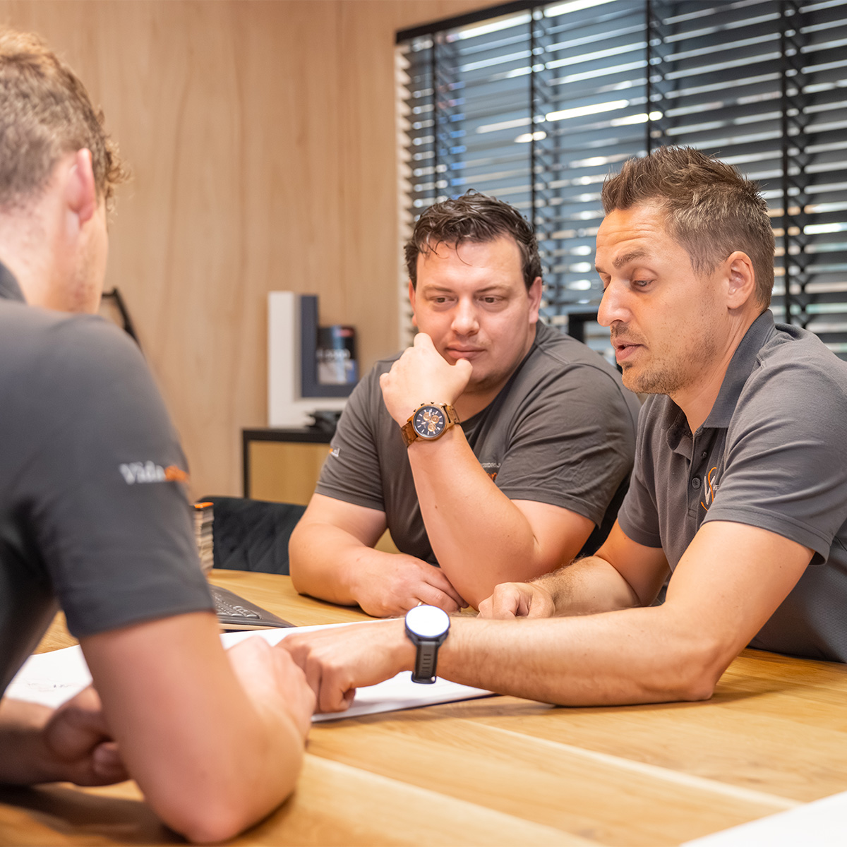 Team van Vida Stone in overleg aan tafel