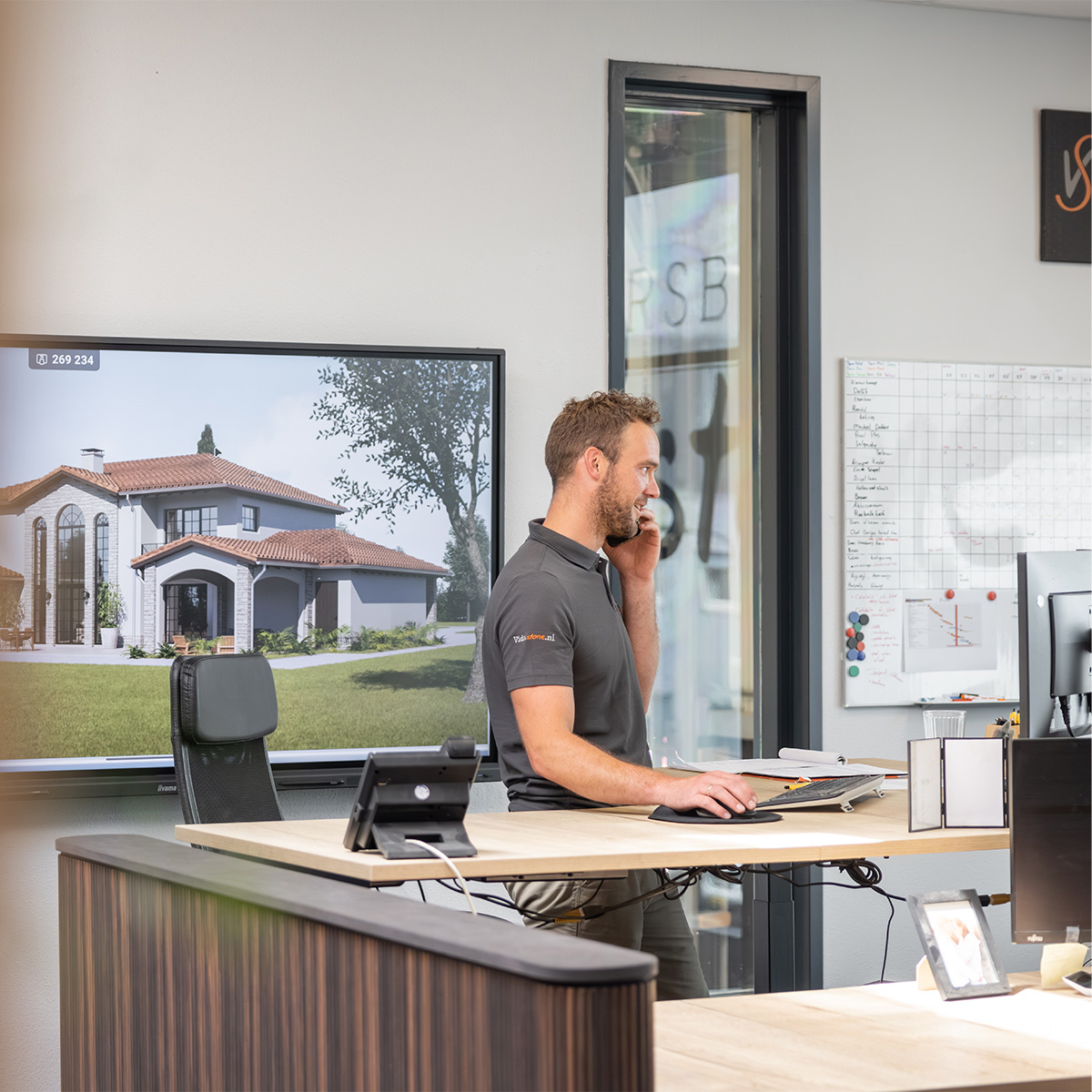 Medewerker van Vida Stone aan het werk op kantoor