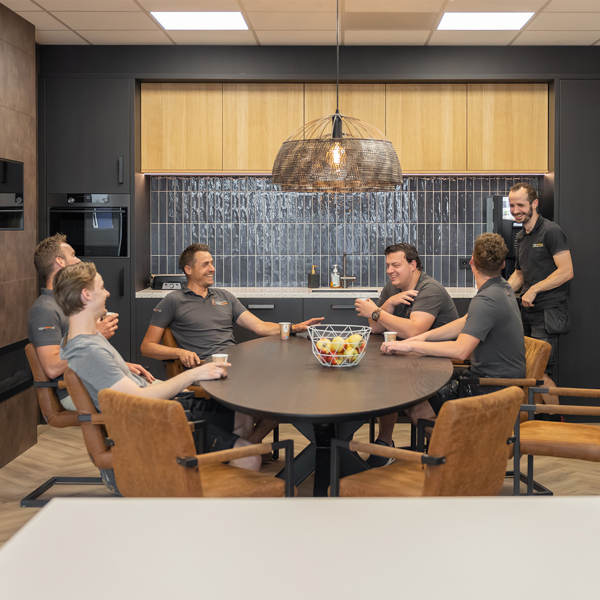 Team van Vida Stone samen aan tafel in de kantine