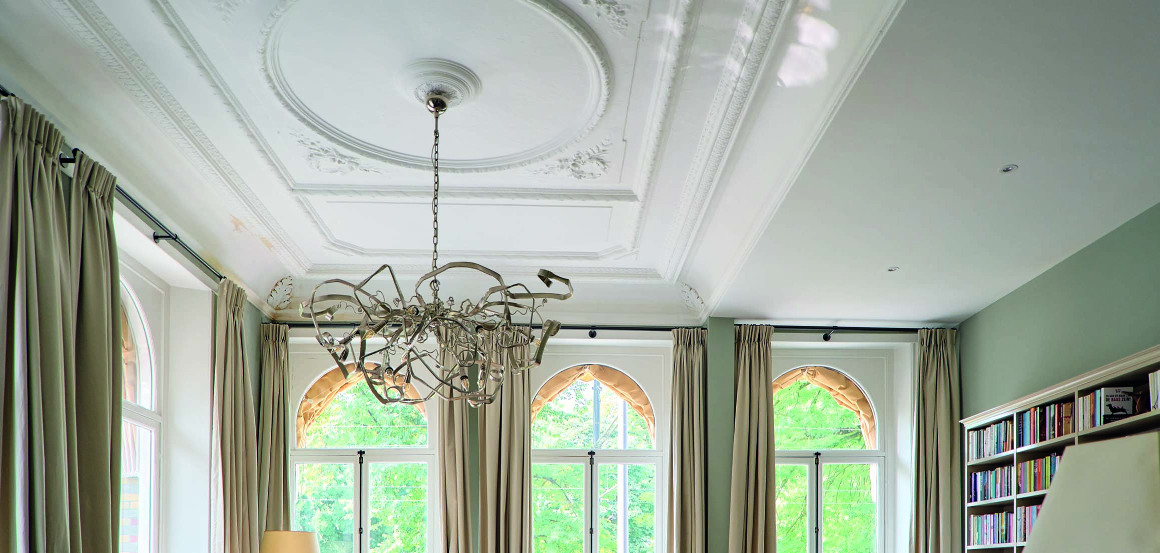 Klassieke kamer met ornamentplafond en kroonluchter aan de Eendrachtsweg in Rotterdam
