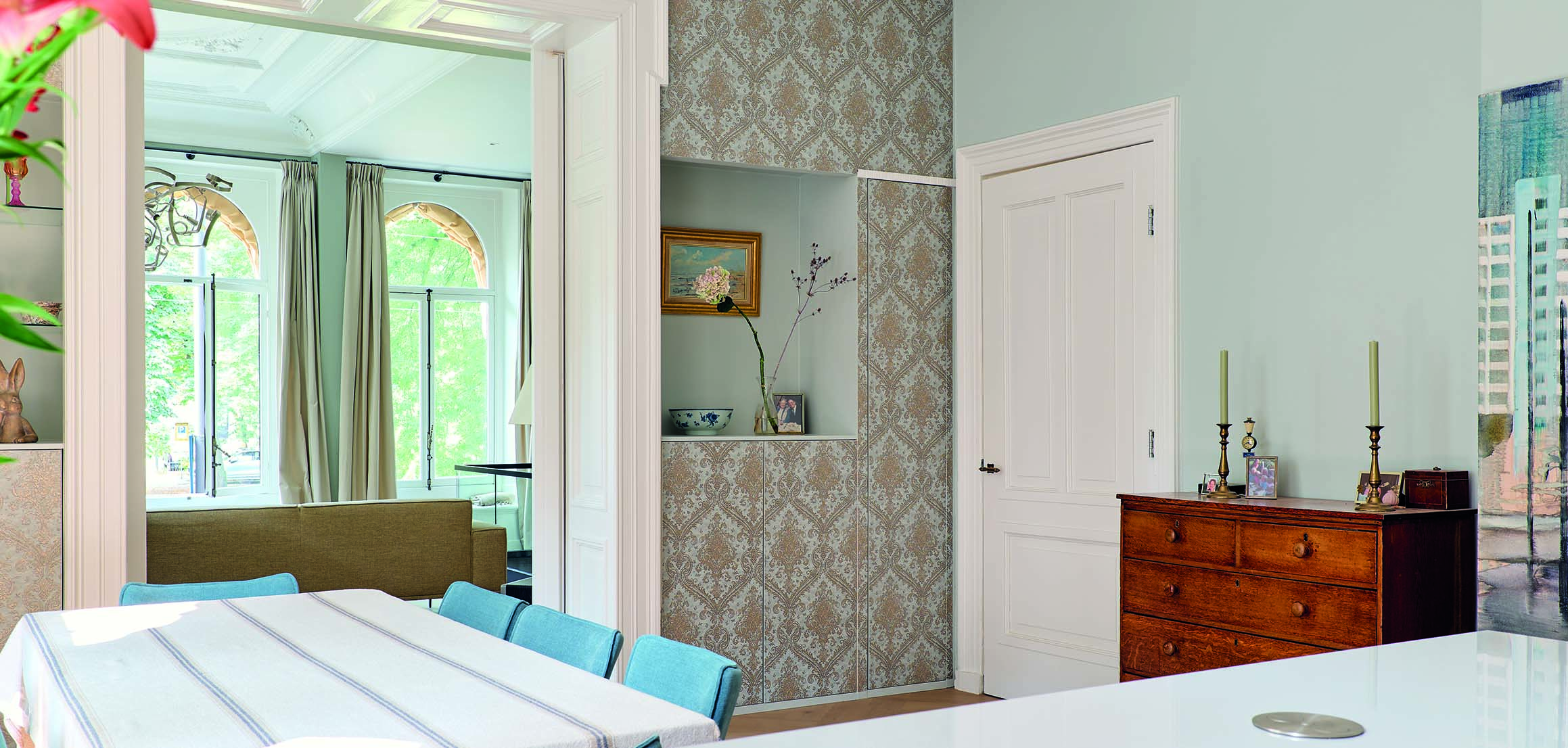 Eetkamer met houten tafel en behangen wand aan de Eendrachtsweg in Rotterdam