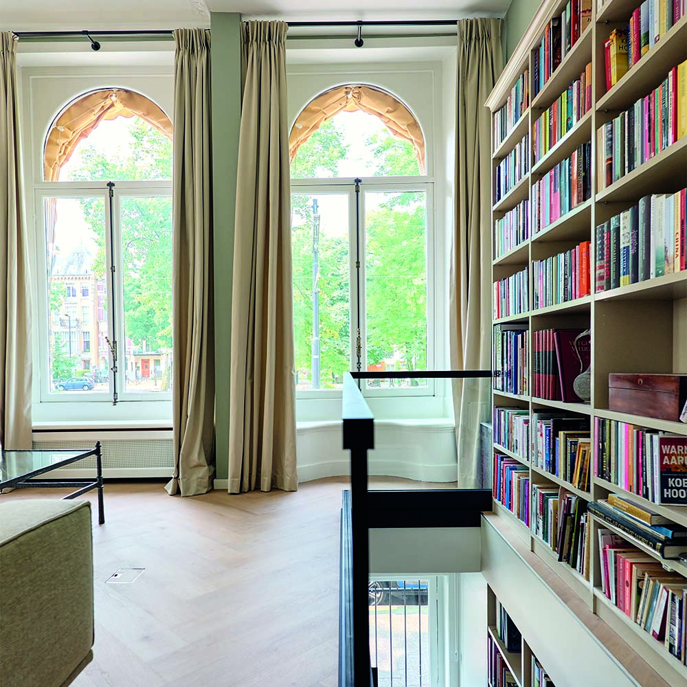 Bibliotheek met boekenkast en boogramen aan de Eendrachtsweg in Rotterdam