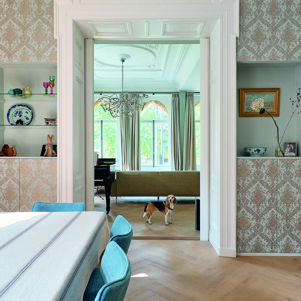 Doorkijk naar kamer-en-suite met kroonluchter aan de Eendrachtsweg in Rotterdam
