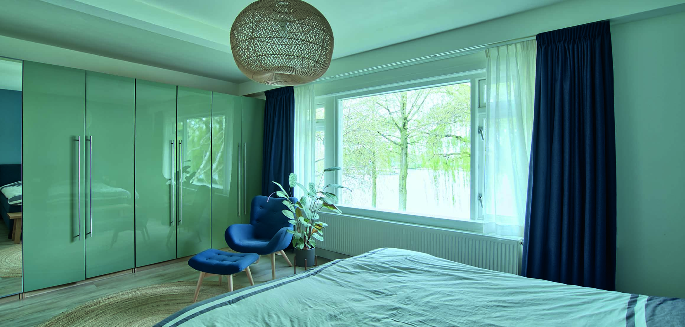 Slaapkamer met maatwerk kledingkast aan de Johan de Wittlaan
