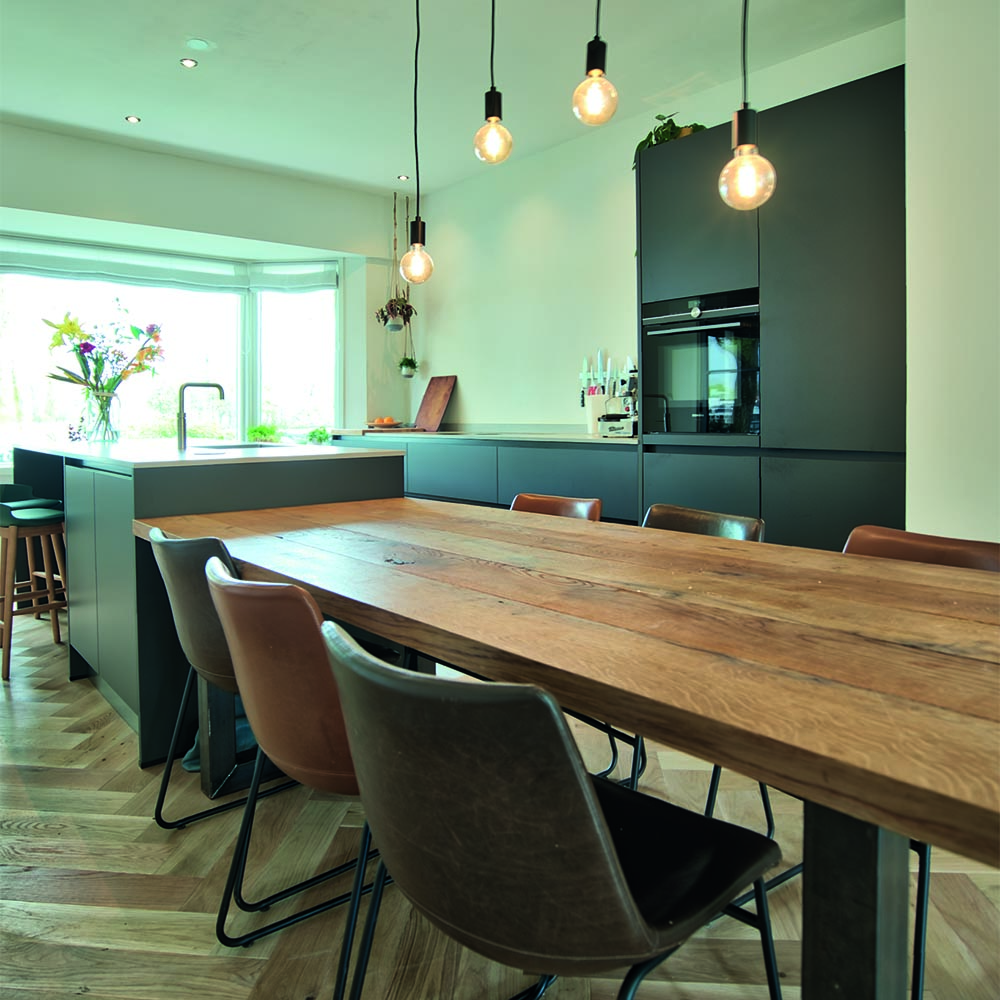Eettafel en keuken met hanglampen aan de Johan de Wittlaan