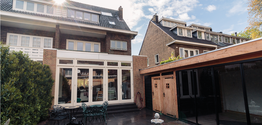 Achtergevel met nieuwe uitbouw en tuin in Kempen