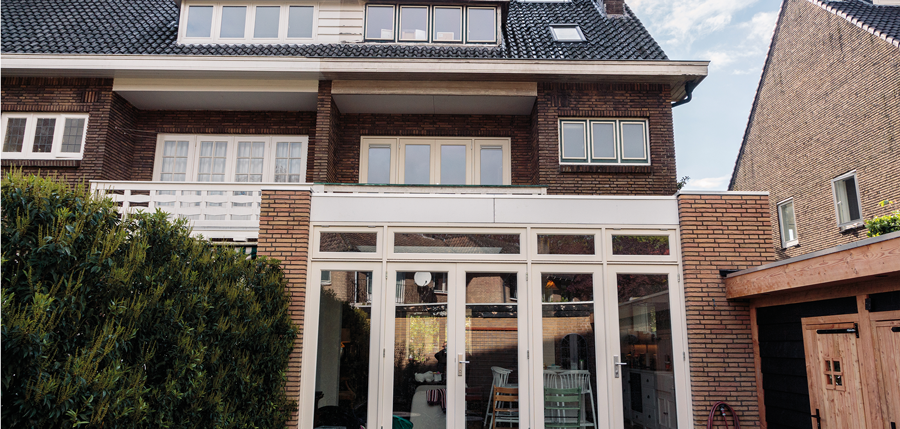 Uitbouw met witte kozijnen en openslaande deuren in Kempen