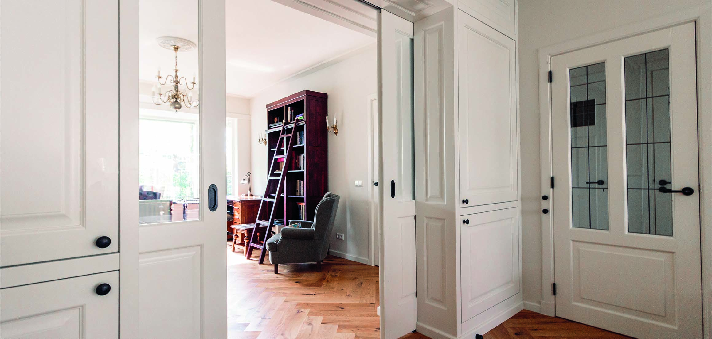 Kamer-en-suite met witte paneeldeuren in Kempen