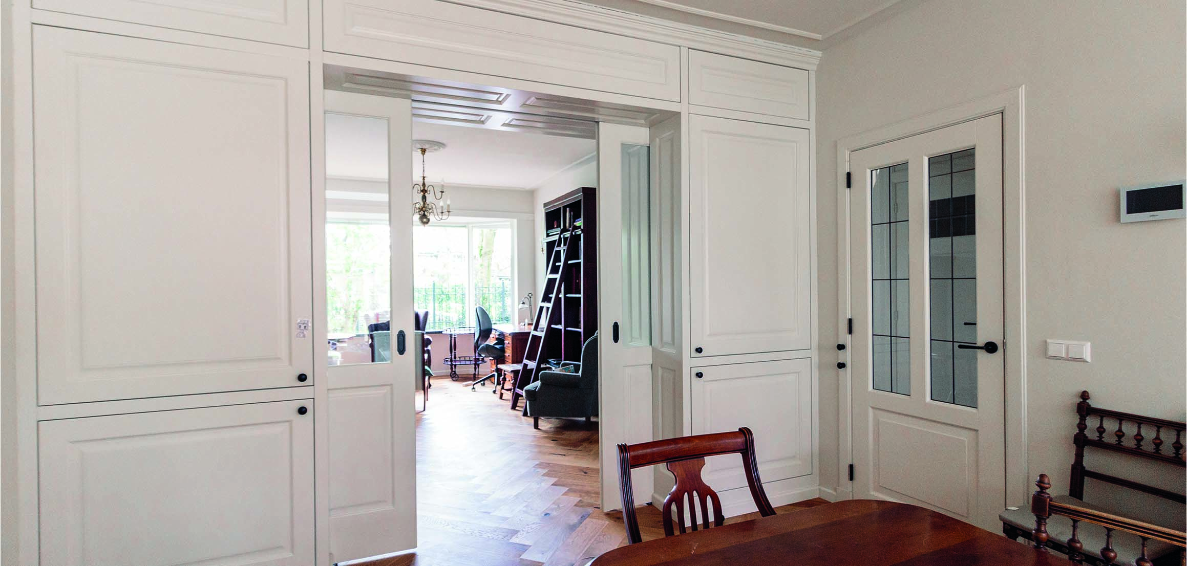 Kamer-en-suite met klassieke witte deuren in Kempen
