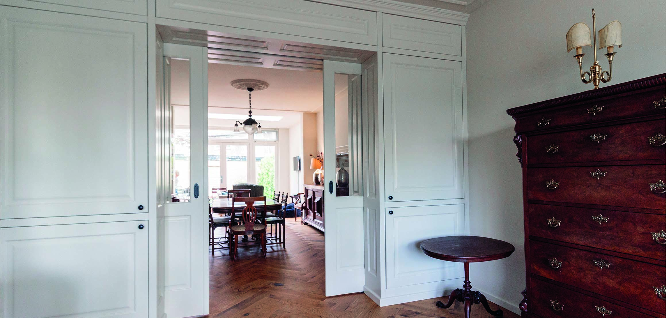 Doorkijk door kamer-en-suite naar eetkamer in Kempen